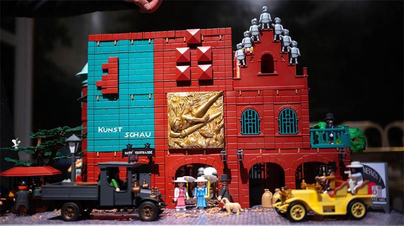 5.000 Playmobil-Figuren erzählen Bremens Geschichte Einzig das vergoldete Relief am Eingang der historischen Böttcherstraße kommt aus dem 3D-Drucker.