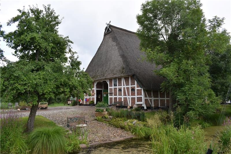 Einzigartiges Ensemble: Blick auf das Haupthaus des Harms-Hofes in Königreich , vorne ist die alte Pferdetränke am Graben zu sehen. Fotos: Vasel
