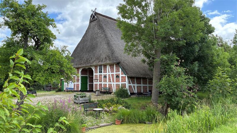 Von Stade bis Buxtehude: Denkmale im Landkreis öffnen ihre Türen Einzigartiges Ensemble: Es gibt auch Führungen über den denkmalgeschützten Obsthof Harmshof in Jork-Königreich.
