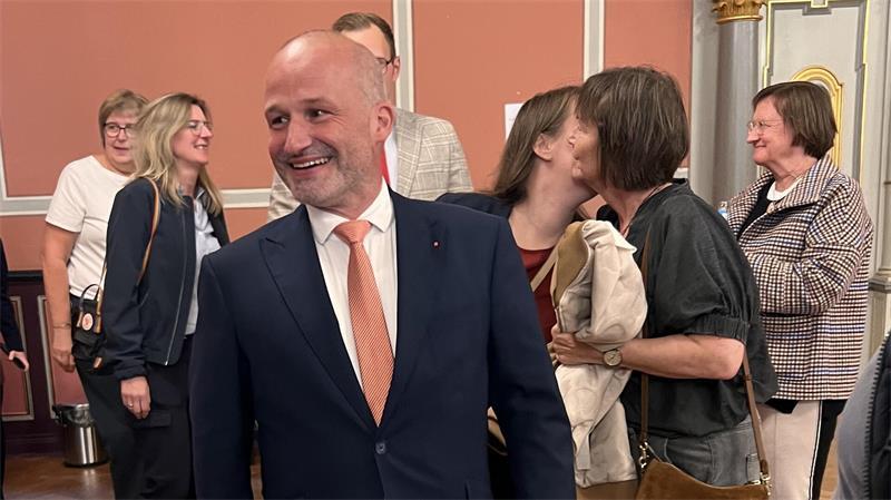 Einzug des neuen Bürgermeisters im alten Rathaus: Kai Koeser kommt in den Königsmarcksaal, etwas verspätet.