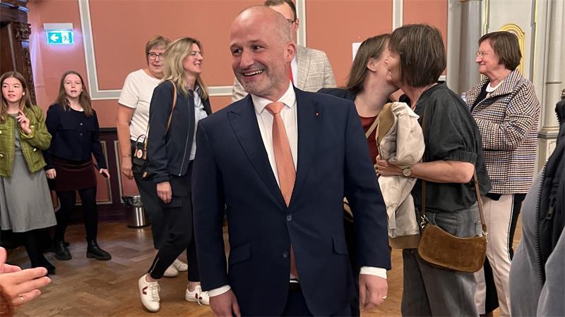 Einzug des neuen Bürgermeisters im alten Rathaus: Kai Koeser kommt in den Königsmarcksaal, etwas verspätet.