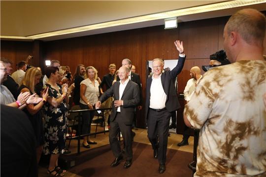 Einzug im Doppelpack: An der Seite von Bundeskanzler Olaf Scholz (l.) betritt Ministerpräsident Stephan Weil, Spitzenkandidat im SPD-Landtagswahlkampf die Cuxhavener Kugelbakehalle. Foto: Koppe