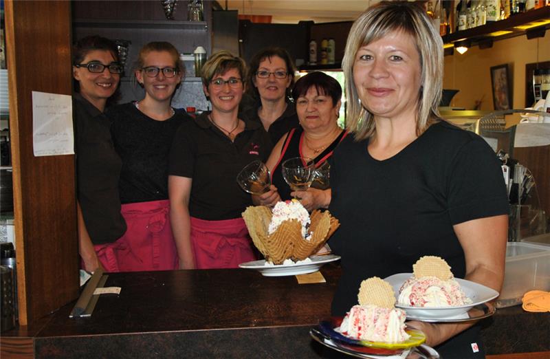 Eis-Kreationen werden serviert: Renata Sommer mit Galina Seibert, Petra und Stefanie Köpke, Ricarda Schröter und Atena Bennati (von rechts). Fotos: Lohmann