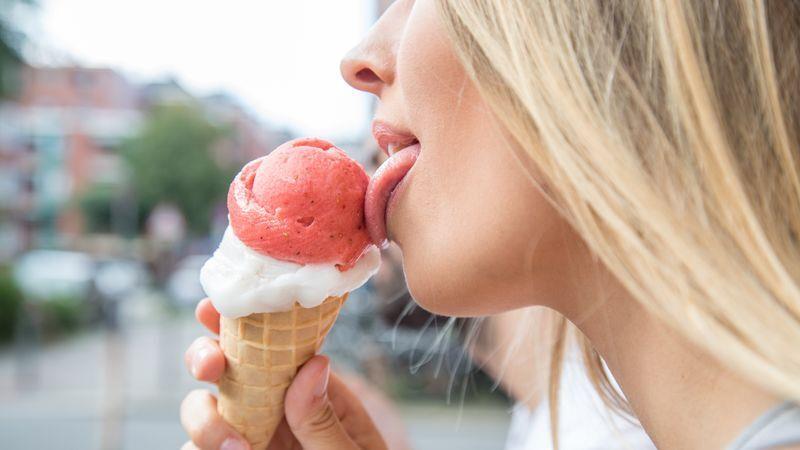 Eis in der Waffel geht immer - es gibt aber Raffinierteres. Foto: Christin Klose/dpa-tmn