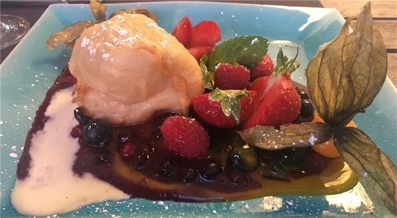 Eis mit warmem Teighäubchen im „Henny’s“– lecker. Foto Tapper