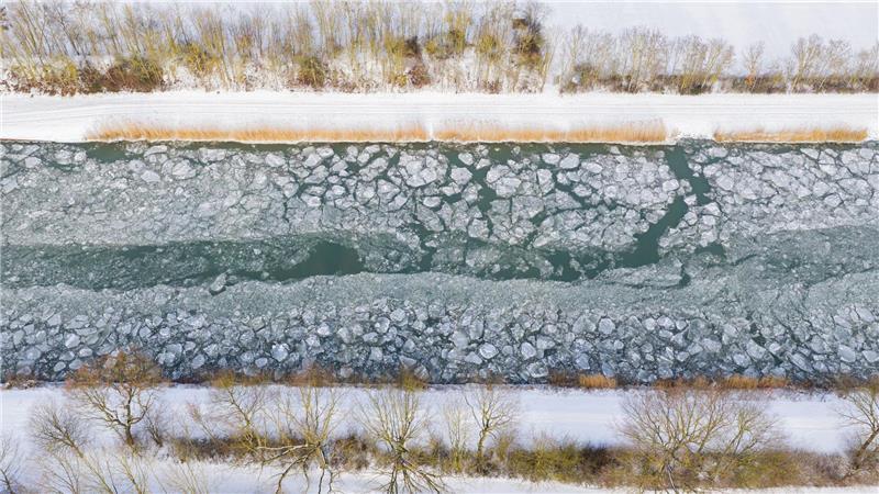 Eis schwimmt auf dem Mittellandkanal in der Region Hannover.