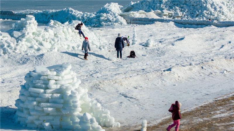 Eis soweit das Auge reicht, gibt es derzeit am Ostseestrand von Zempin auf Usedom. 