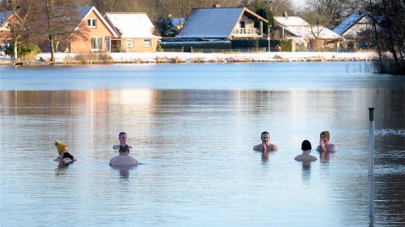 Eisbaden am Sieverner See. Ein wenig überwinden muss sich die Truppe schon.