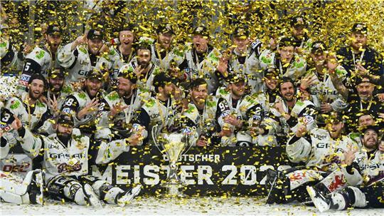 Eisbären Berlin bejubeln den Gewinn der Deutschen Meisterschaft