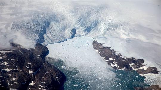Eisberge brechen von einem Gletscher in einen Fjord in Grönland ab