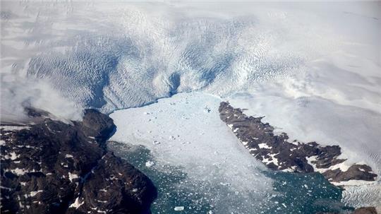 Eisberge brechen von einem Gletscher in einen Fjord in Grönland. Zwischen 2011 und 2020 verlor Grönland jährlich etwa 251 Gigatonnen an Eis.