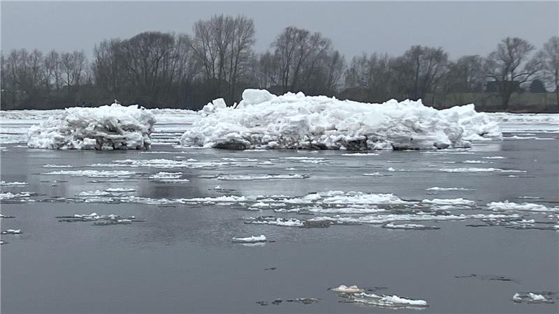 Eisberge schwimmen auf der Elbe.