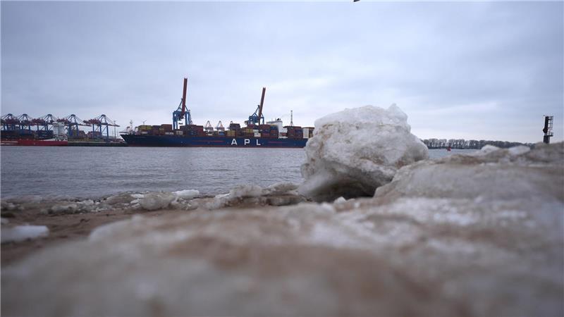 Eisbrocken und Elbe - ein seltenes Bild im Norden.
