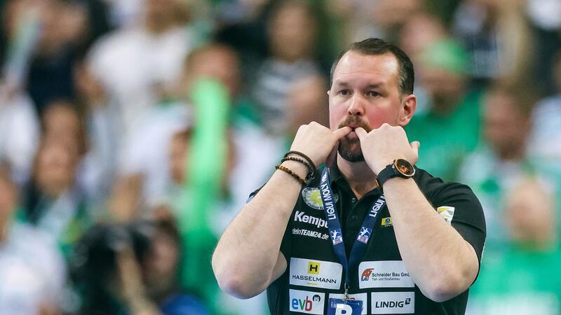 Hamburgs Handballer feiern Heimsieg über Eisenach Eisenachs Trainer Misha Kaufmann pfeift mit zwei Fingern.
