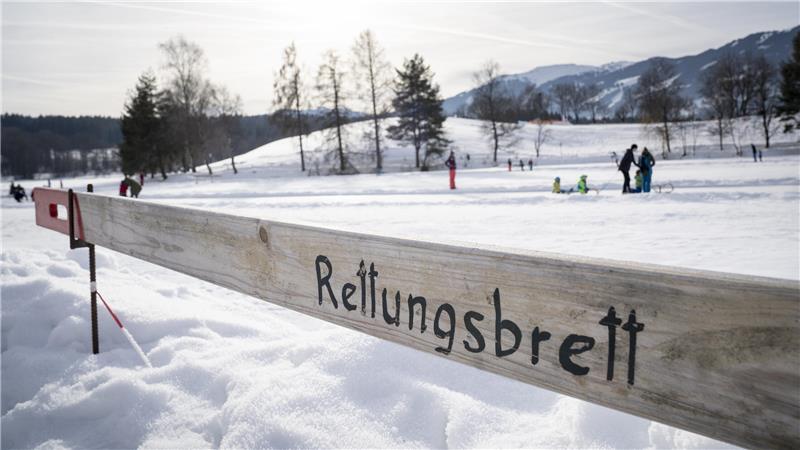 ++fertig, für Schlittschuh-Zeit+++ Eingebrochen ins Eis: So hilft man richtig Eisflächen sind nur ab einer ausreichenden Dicke sicher begehbar: Bricht jemand ein, sollten Helfende vom Ufer aus Rettungshilfen wie Bretter, Leitern oder Äste nutzen, um die gefährdete Person an Land zu bringen.