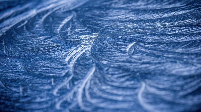 Eisformation: Eine dünne Eisschicht hat sich in Mecklenburg-Vorpommern auf einem Autodach gebildet.