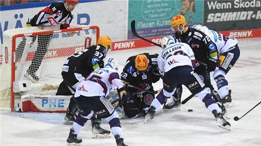 Eishockey, DEL, Fischtown Pinguins Bremerhaven - Eisbären Berlin, Meisterschaftsrunde, Finale, 3. Spieltag, Eisarena Bremerhaven, mit vereinten Kräften wehren sich die Bremerhaver in der Overtime und Unterzahl gegen einen Berlin Treffer.