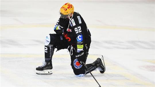 Eishockey: DEL, Pinguins Bremerhaven - Eisbären Berlin, Meisterschaftsrunde, Finale, 5. Spieltag. Bremerhavens Philipp Preto reagiert nach der Niederlage. Preto wechselt nach Ingolstadt.