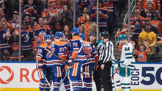 Eishockey: Marc-Edouard Vlasic (44) von den San Jose Sharks sieht zu, wie die Edmonton Oilers während des ersten Drittels ein Tor feiern.