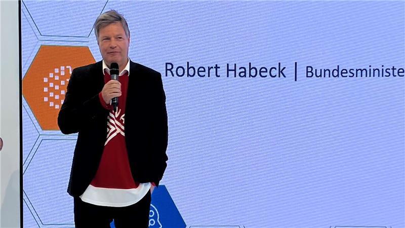 Habeck auf Hannover Messe: Europa muss Ellenbogen ausfahren Eishockey-Shirt unterm Sakko: Robert Habeck trägt beim Messebesuch das Trikot Kanadas.