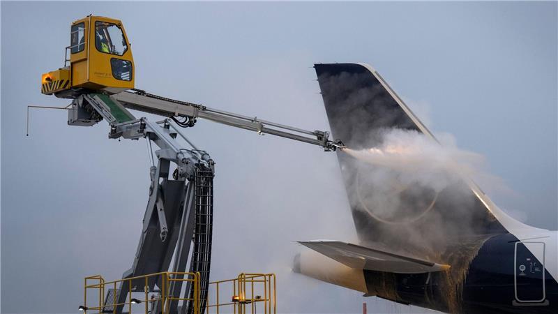 Eisige Temperaturen auch in Hessen - Am Frankfurter Flughafen müssen Maschinen enteist werden