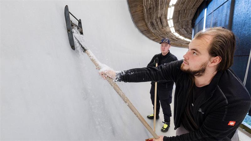 Eiskalte Vorbereitung in Oberhof: Eismeister rüsten Rennrodelstrecke für den Winter