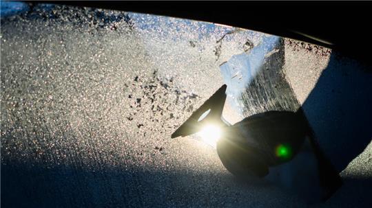 Eiskratzen am Auto gehörte am Montagmorgen im Landkreis Stade dazu.