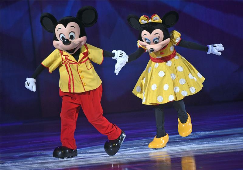 Eisläufer bei der Eistanz Show "Disney on Ice"  als Micky Mouse und Mini Mouse