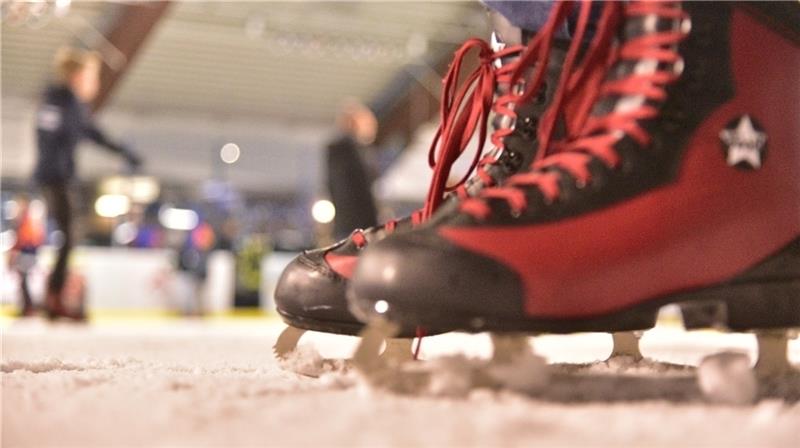 Eislaufen in Harsefeld: Trotz der Corona-Pandemie startet die Eissporthalle in die neue Saison. Archivfoto: Beneke