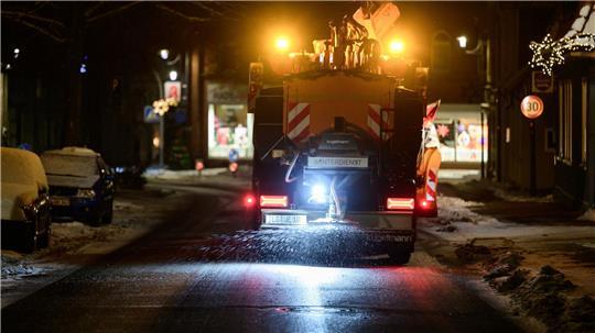 Eisregen kann im Südwesten Niedersachsens in der Nacht zum Samstag erneut für gefährlich glatte Straßen sorgen. (Archivbild)