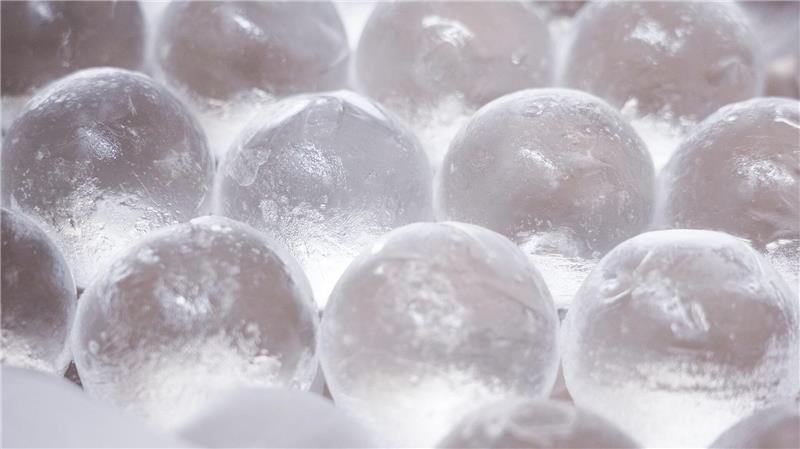 Eiswürfel gibt es auch als Eiskugeln.