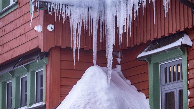 Eiszapfen an Regenrinnen oder Fallrohren können zur Gefahr werden: Herabfallende Zapfen sollten möglichst frühzeitig entfernt werden.