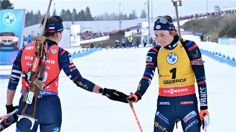 Eiszeit: Julia Simon und Justine Braisaz-Bouchet (r) beschränken ihren Kontakt auf ein Minimum. (Archivbild)