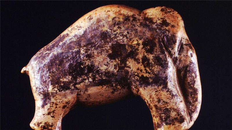 Gut erhaltenes Mammut-Baby in Russland entdeckt Eiszeitmenschen haben Skulpturen aus Mammut-Elfenbein angefertigt, wie diese rund 35.000 Jahre alte Darstellung eines Mammuts. (Illustration)