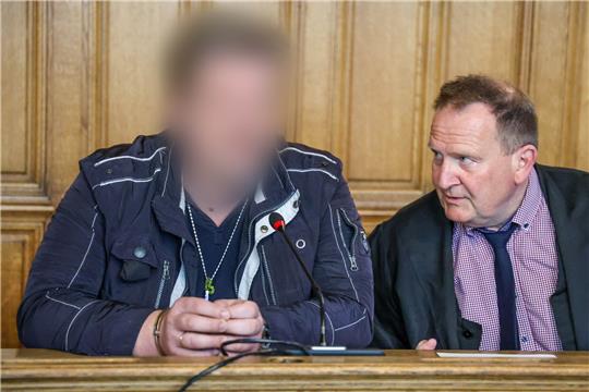 Ekaterinas Ehemann (l) sitzt zur Urteilsverkündung neben seinem Verteidiger Thomas Domanski. Der 47-Jährige Mann soll seine Ehefrau getötet und anschließend zerteilt haben. Foto: Focke Strangmann/dpa