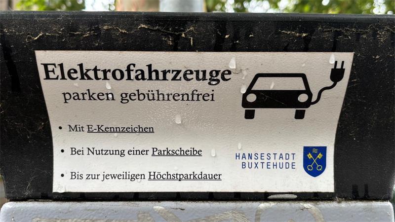 Ekektrofahrzeuge parken bisher gebührenfrei auf öffentlichen Parkplätzen in Buxtehude. Dieses Privileg soll ab 2027 entfallen.