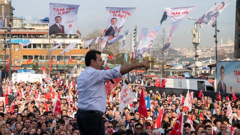 Erdogans Partei verliert bei Wahl in Istanbul Ekrem Imamoglu konnte keinen Oppositionsblock hinter sich vereinen - und entschied die Wahl dennoch für sich.