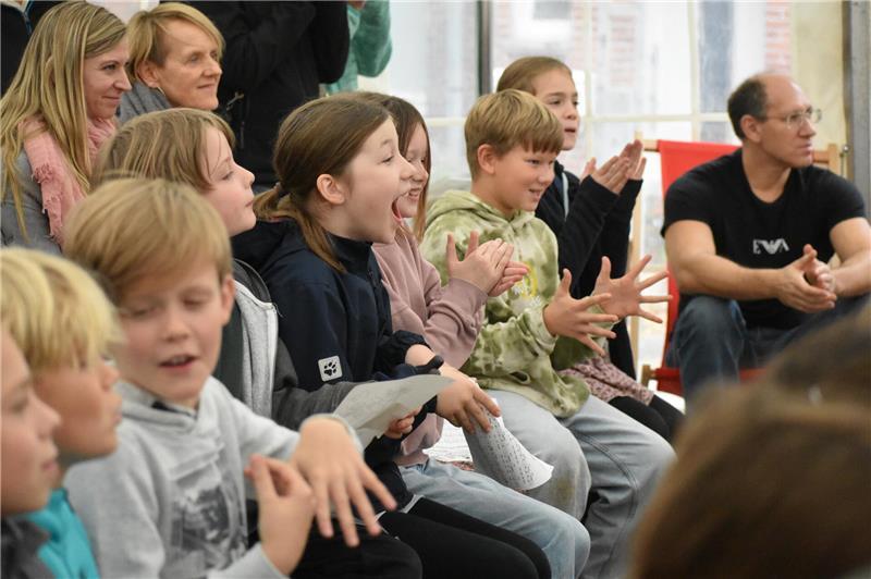 Seit 65 Jahren dreht sich das Greger-Karussell auf dem Herbstmarkt Ekstase bei den Horneburger Grundschülern, als sie erfahren haben, welche Schüler beim Malwettbewerb abgeräumt haben.