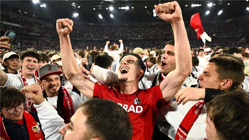 Ekstase nach dem Final-Einzug: Stürmer Igor Matanovic jubelt mit den Fans.