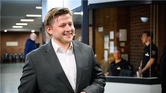 „El Hotzo“ auf dem Weg zum ersten Prozess, der im Juli mit Freispruch endete. Nun muss der Satiriker erneut vor Gericht. (Archivbild)