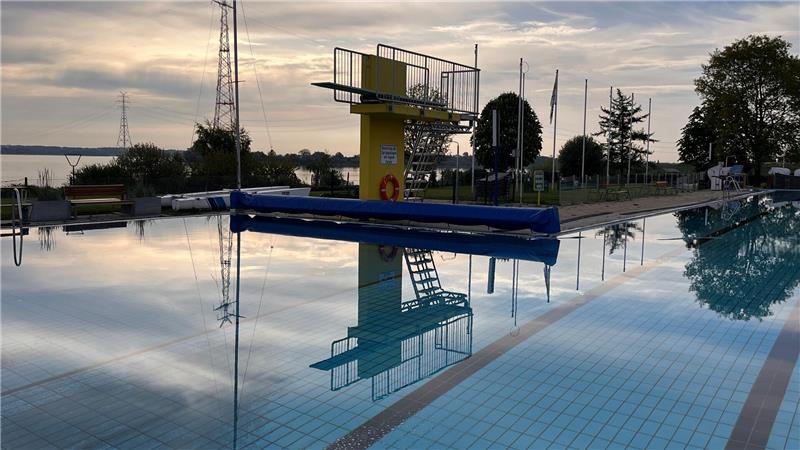 Pack die Badehose ein: Freibad Twielenfleth öffnet am 10. Mai Elbblick inklusive: Das Freibad in Twielenfleth öffnet am Sonnabend, 10. Mai, 10 Uhr.