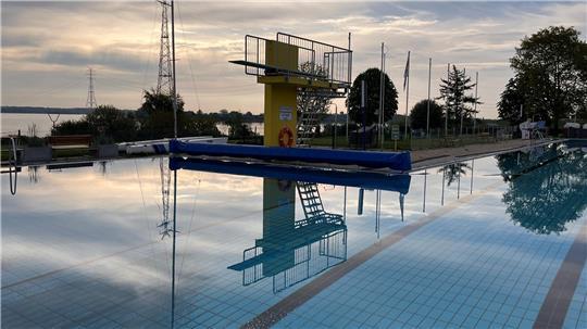 Elbblick inklusive: Das Freibad in Twielenfleth öffnet am Sonnabend, 10. Mai, 10 Uhr.