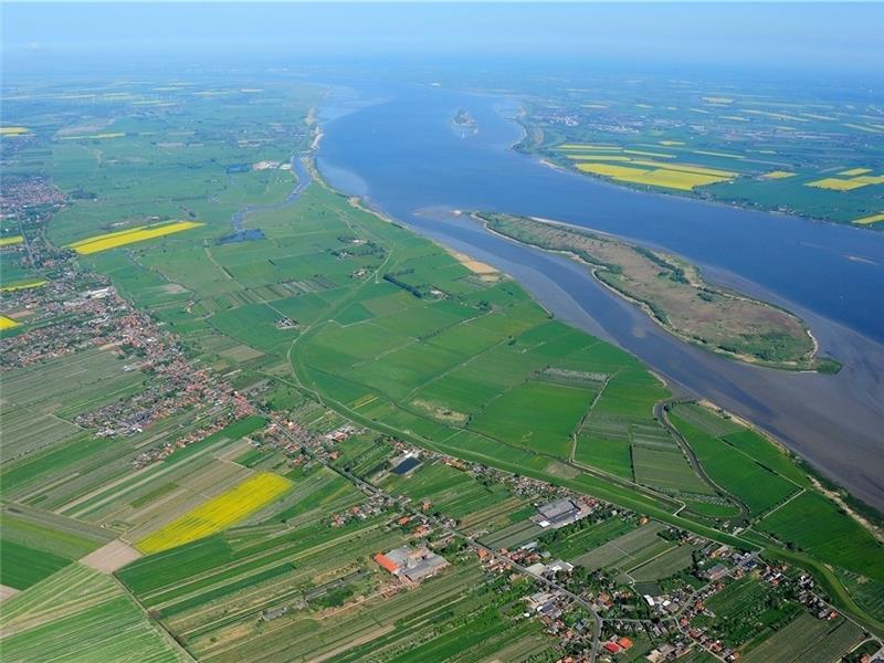 „Elbe und Inseln“ soll das neue Naturschutzgebiet heißen, in dem mehrere kleine Gebiete aufgehen. Das Luftbild zeigt Asselersand mit der vorgelagerten Insel Schwarztonnensand. und weiter nördlich mit dem Ruthenstrom. Foto Elsen