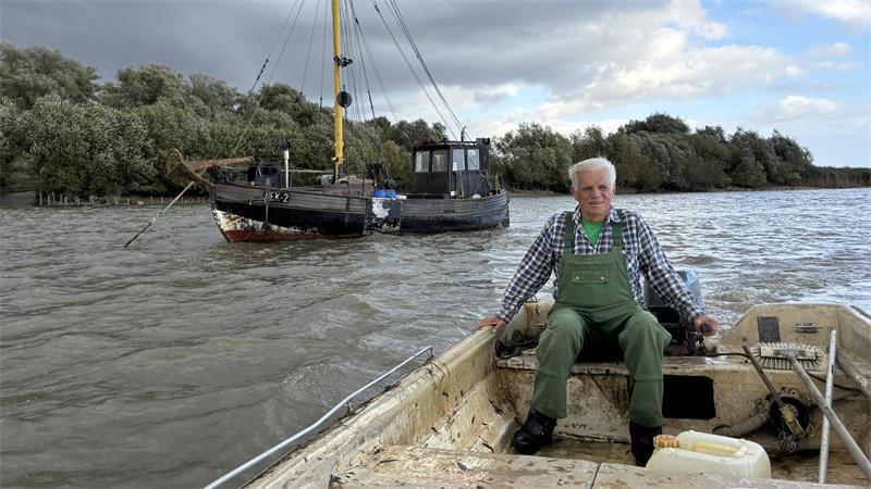 Altes Land: Elbfischer Lothar Buckow setzt auf Aalsuppe Elbfischer Lothar Buckow auf dem WEg zurück nach Neuenschleuse.