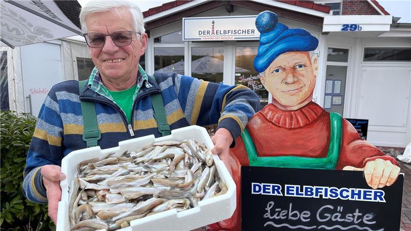 Elbfischer Lothar Buckow hält eine Kiste mit fangfrischem Stint in Händen. Dass sein Schwiegersohn hier 2027 stehen wird, macht ihn stolz. Trotzdem sei er wehmütig, er musste den Stint-Fang aufgeben.
