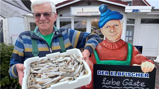 Elbfischer Lothar Buckow hält eine Kiste mit fangfrischem Stint in Händen. Dass sein Schwiegersohn hier 2027 stehen wird, macht ihn stolz. Trotzdem sei er wehmütig, er musste den Stint-Fang aufgeben.