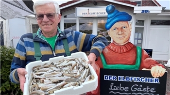 Elbfischer Lothar Buckow hält eine Kiste mit fangfrischem Stint in Händen. Dass sein Schwiegersohn hier 2027 stehen wird, macht ihn stolz. Trotzdem sei er wehmütig, er musste den Stint-Fang aufgeben.