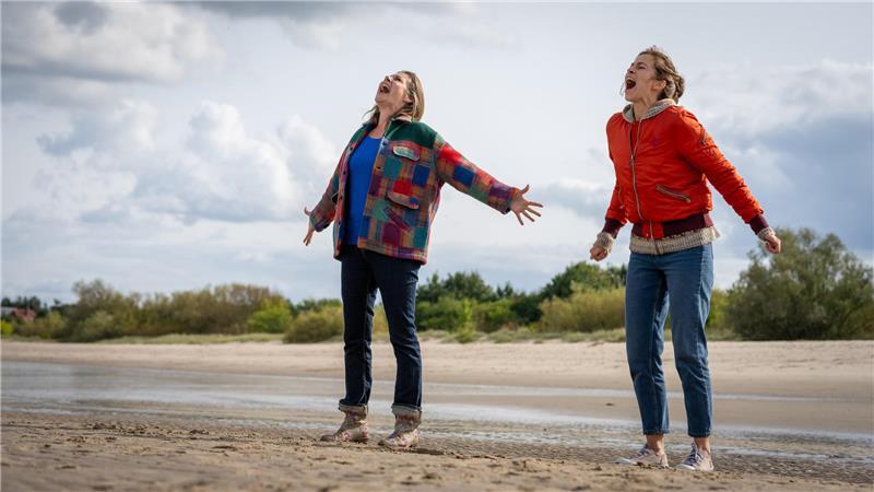 Elblotsin Lina Feindt (Marie Hacke, rechts) wird beschuldigt, durch falsche Lotsenberatung für eine Beinahe-Havarie verantwortlich zu sein. In ihrer Wut und Verzweiflung trifft sie sich mit Beke (Felicitas Woll).