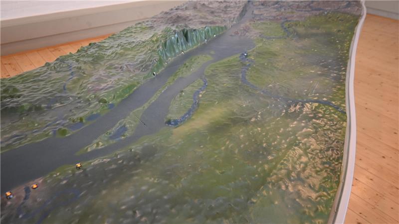 Neues 3D-Elbmodell in der Alten Seefahrtschule in Grünendeich installiert Elbmodell: Blick auf Blankenese und das Alte Land.