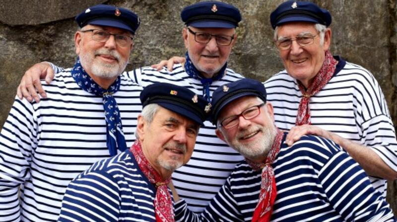 De lüttje Shantychor singt Seemannslieder in Buxtehude Elbschippers.